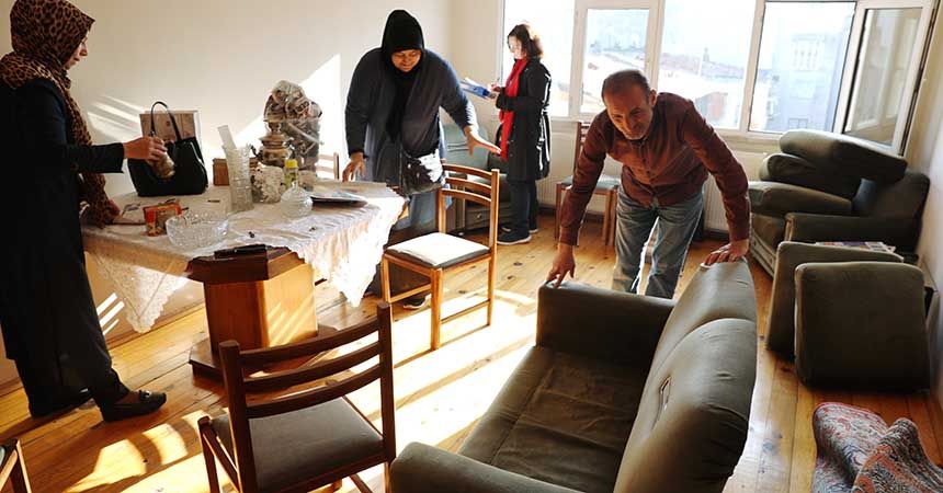 Vefat eden babasının eşyalarını bağışladı