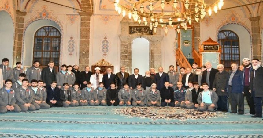 Vali Kaymak sporcularla sabah namazında Vali Kaymak sporcularla sabah namazında