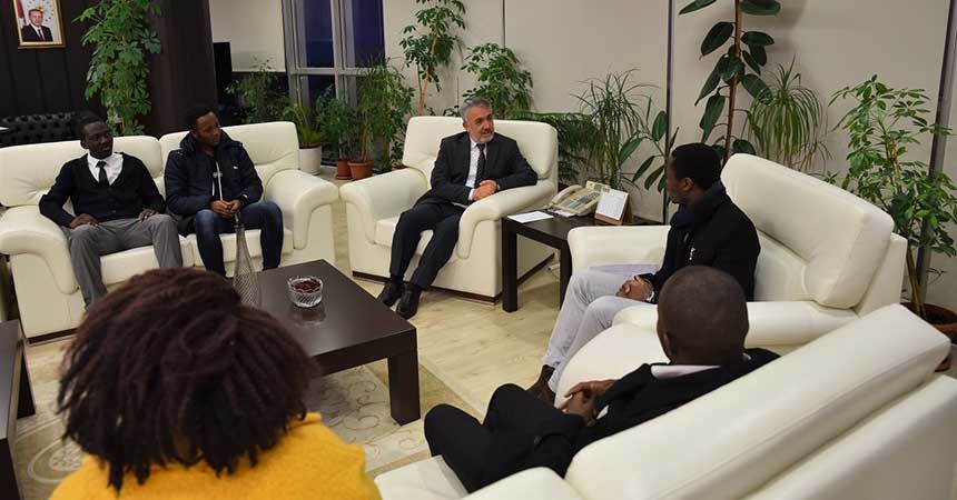 Afrikalı öğrencilerden Rektör'e ziyaret Afrikalı öğrencilerden Rektör'e ziyaret