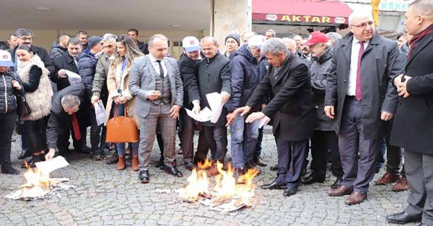 Memurlar bordrolarını yakarak ısındı Memurlar bordrolarını yakarak ısındı