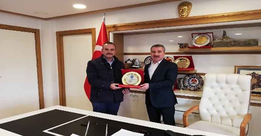 Eğitime desteğe plaketli teşekkür Eğitime desteğe plaketli teşekkür