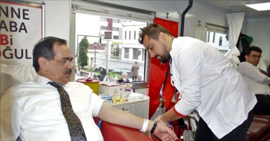 Başkan Demir'den kan bağışı