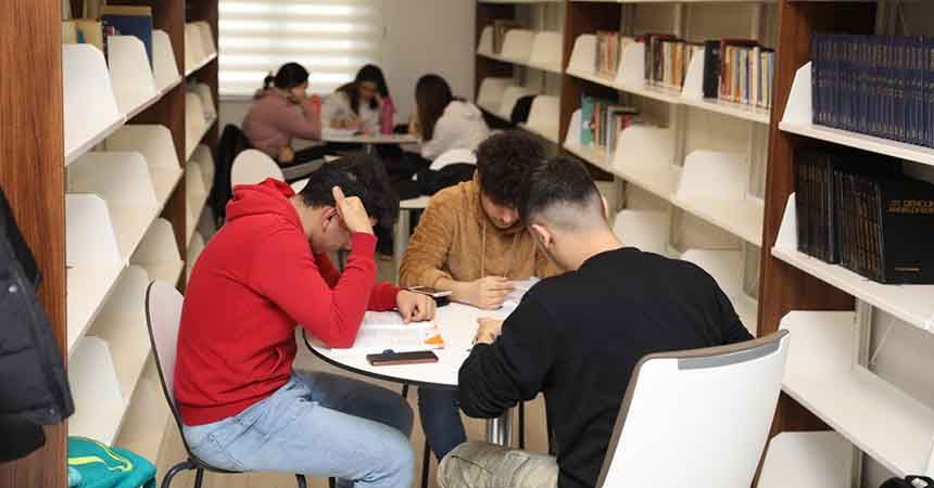 Belediye kütüphanesine öğrencilerden yoğun ilgi Belediye kütüphanesine öğrencilerden yoğun ilgi