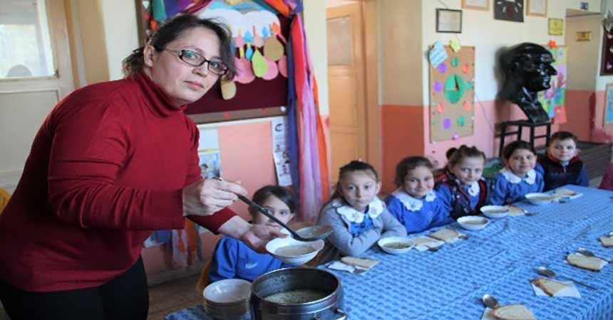 Öğrencilerine her sabah çorba pişiriyor