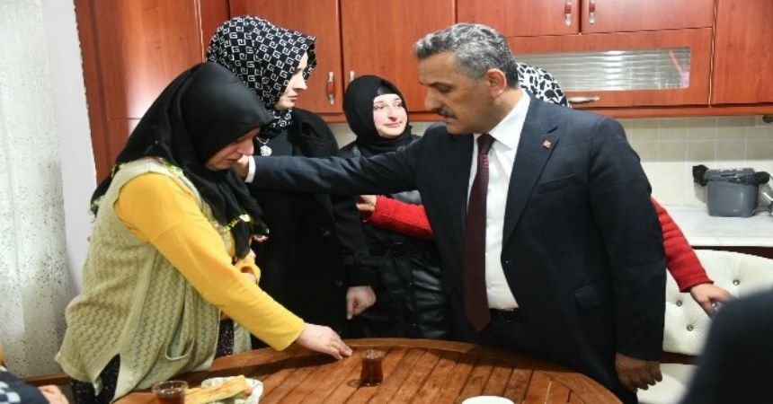 Vali Kaymak'tan şehit annesine taziye Vali Kaymak'tan şehit annesine taziye