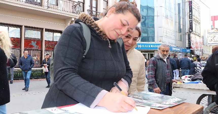 Kadınlar askere gitmek için imza attı Kadınlar askere gitmek için imza attı