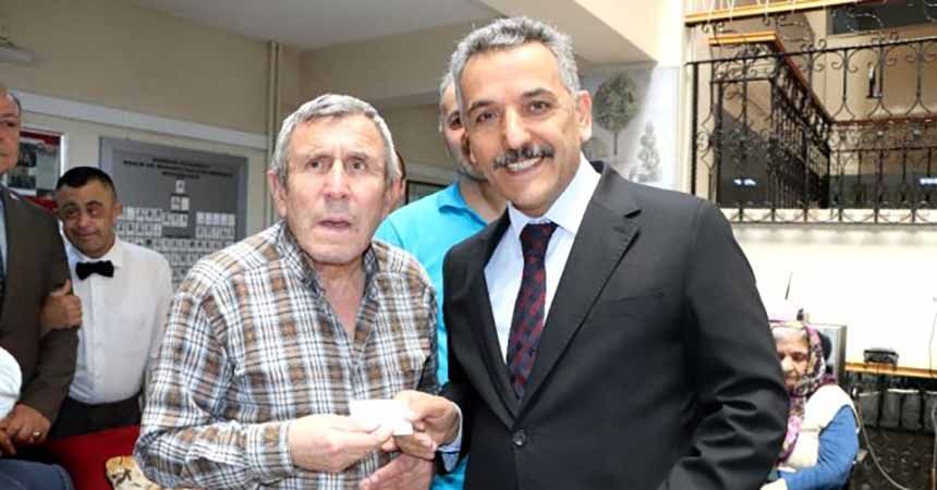 Yeni kimlik kartlarını Vali Kaymak verdi Yeni kimlik kartlarını Vali Kaymak verdi