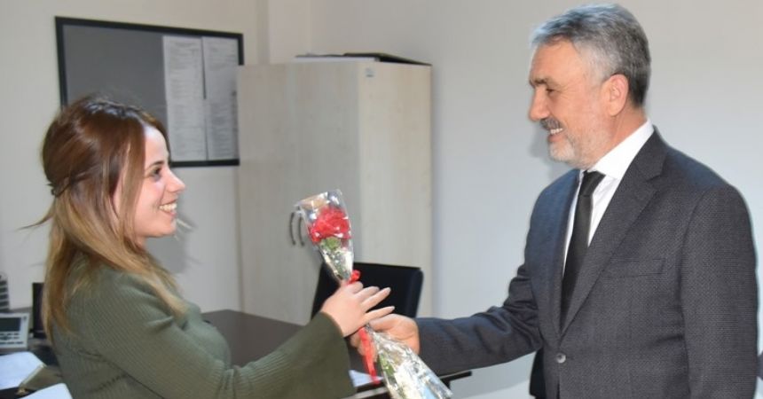 Rektör'den kırmızı karanfil