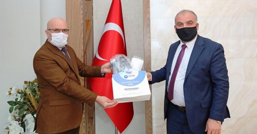 Sandıkçı maske dağıttı