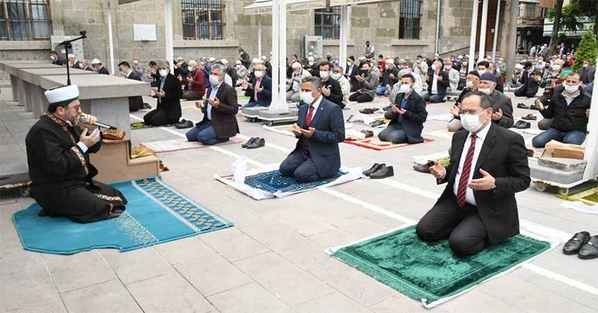 74 gün sonra ilk Cuma namazı 74 gün sonra ilk Cuma namazı