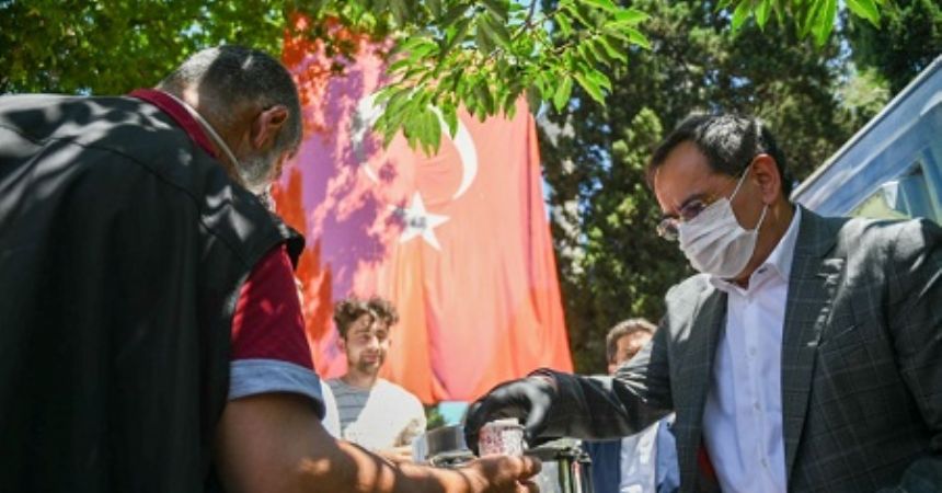 Demir şerbet dağıttı Demir şerbet dağıttı