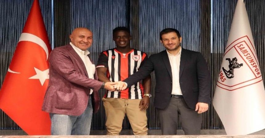 Edwin Gyasi formayı giydi