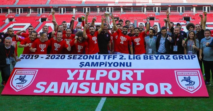 Şampiyon kupayı kaldırdı