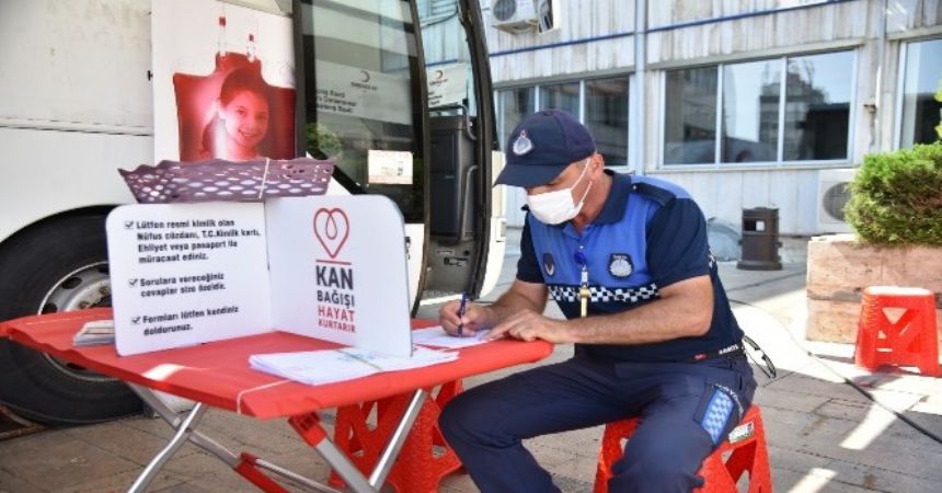 Kızılay'a kan bağışı