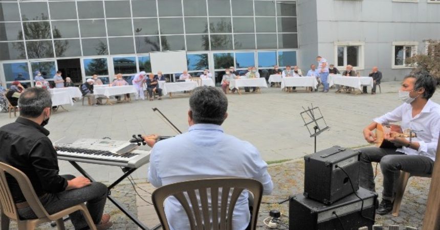 Yaşlılara sazlı sözlü eğlence