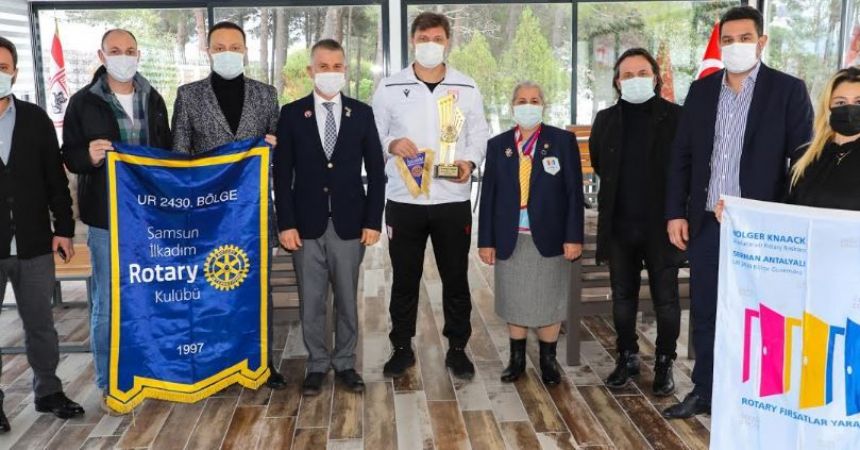 Ertuğrul Sağlam'a meslekte başarı ödülü Ertuğrul Sağlam'a meslekte başarı ödülü