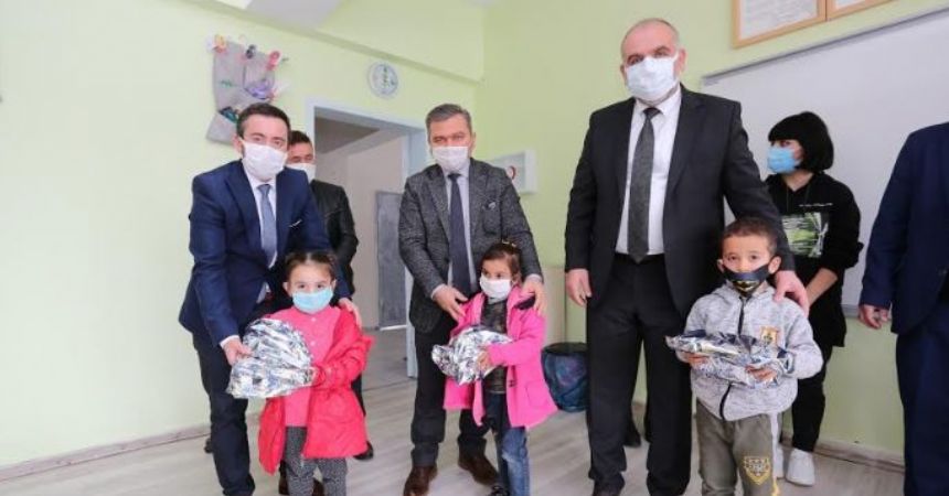 Sandıkçı'dan miniklere hediye