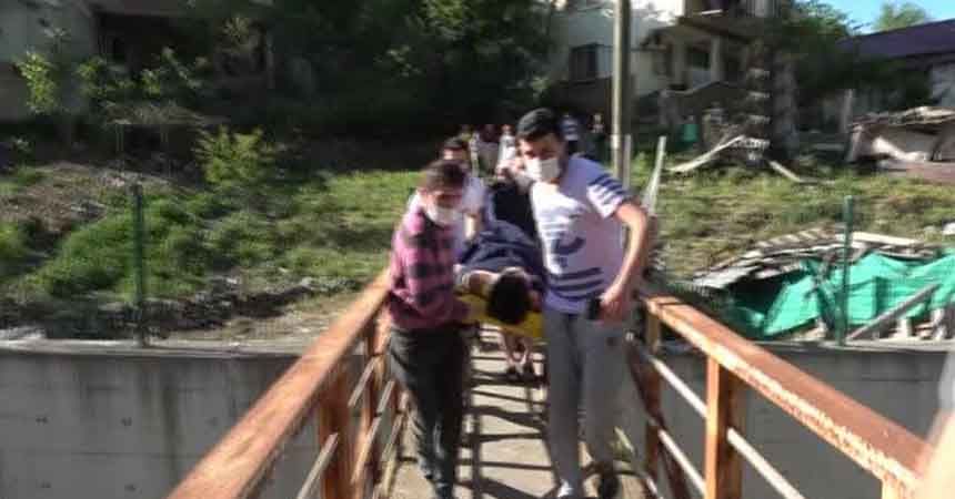 Top oynarken dereye düştü Top oynarken dereye düştü