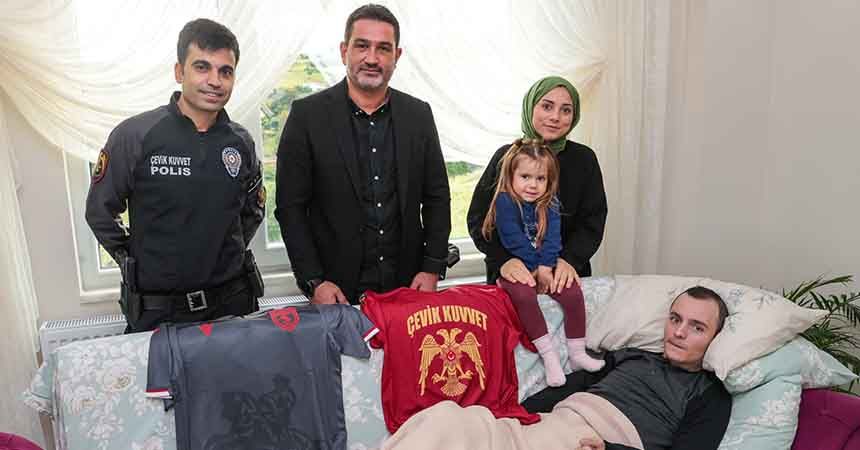 Gazi polise forma hediyesi