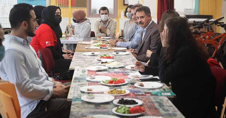 Deveci, üniversiteli gençlerle buluştu
