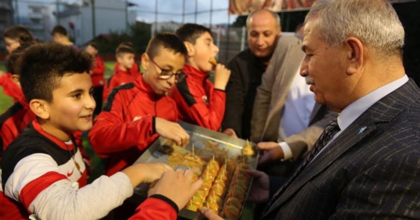 Demirtaş'tan miniklere tatlı