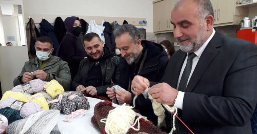 Sandıkçı'dan gençlere örgü