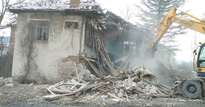 Kavak'ta metruk binalar yıkılıyor Kavak'ta metruk binalar yıkılıyor