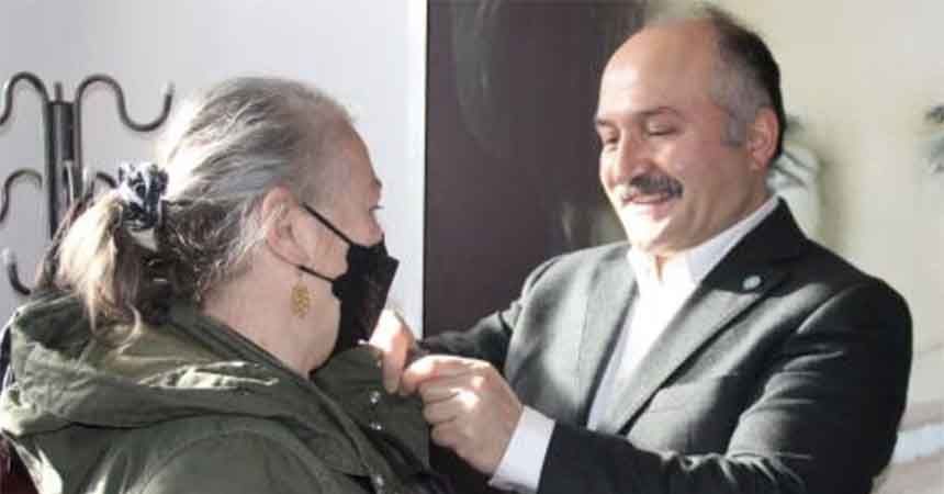 Erhan Usta yeni üyelere rozet taktı Erhan Usta yeni üyelere rozet taktı