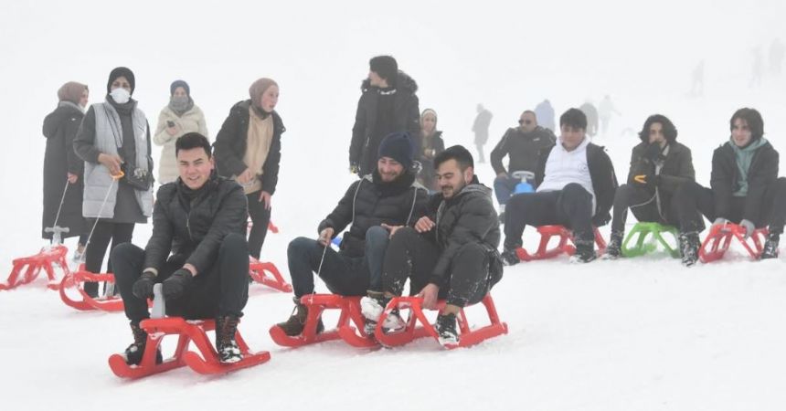 Öğrencilerin Akdağ'da kayak keyfi