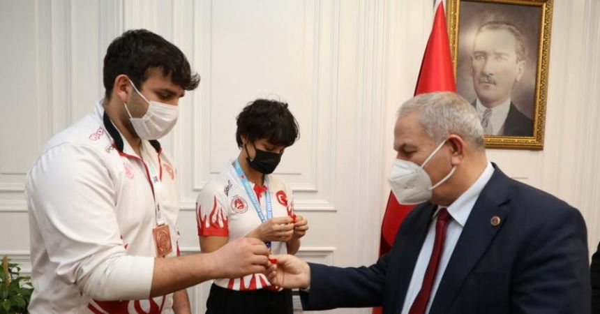 Demirtaş'tan sporculara altın