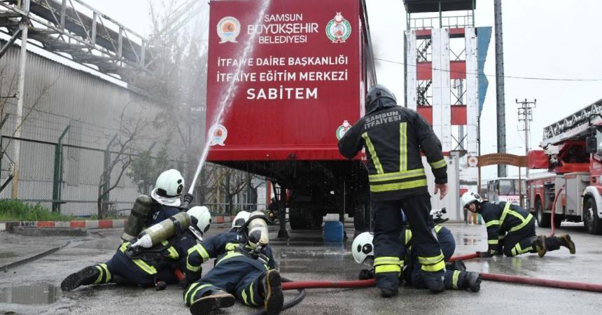 Genç itfaiyeciler eğitimde