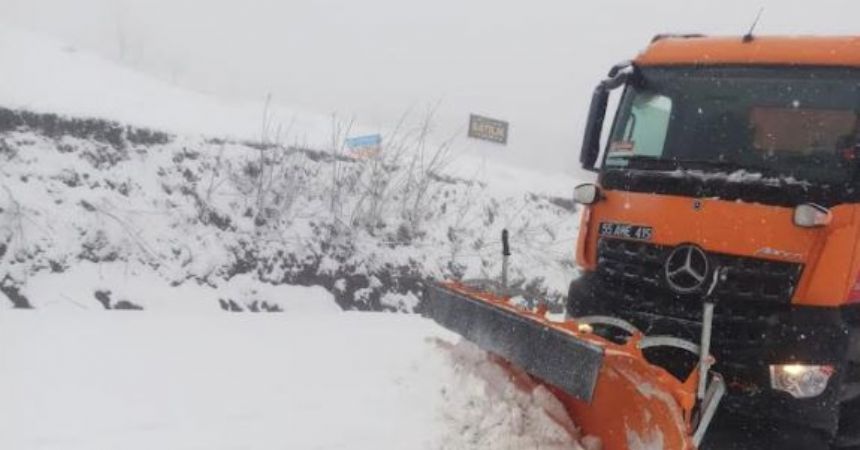 Kar yolları kapattı