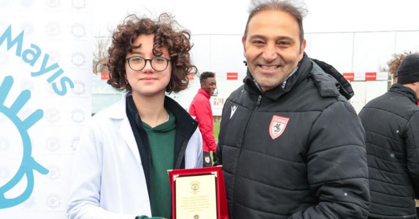 Öğrencilerden plaket