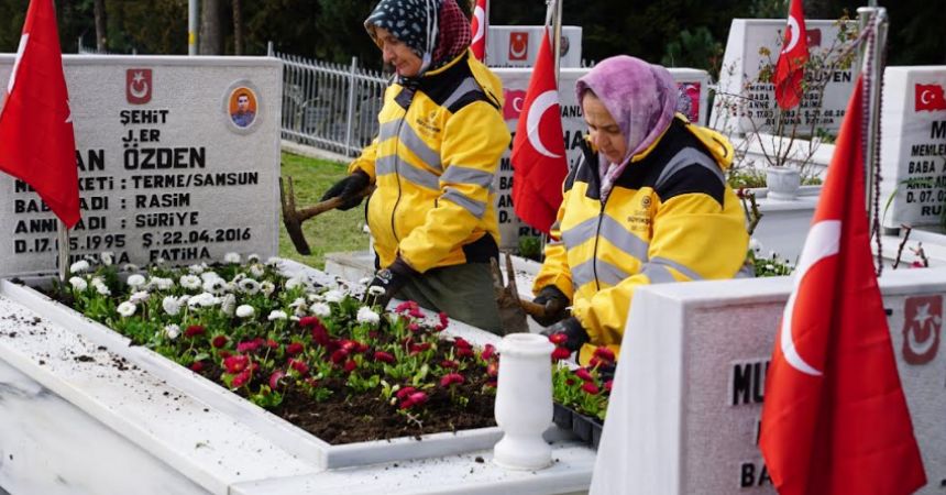 Şehitlikler çiçekle süslendi