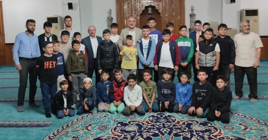 Sandıkçı çocuklarla namaz kıldı