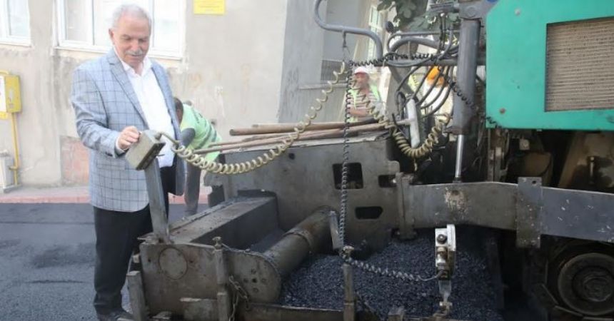 Başkan Demirtaş asfalt döktü