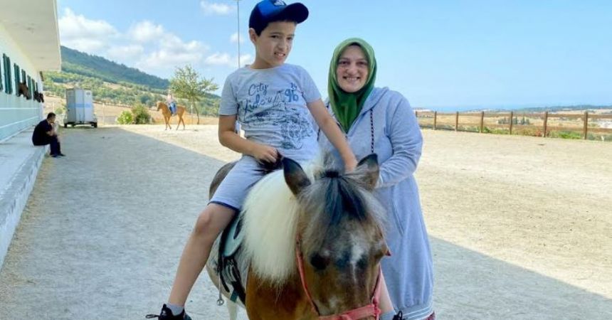 Çocuklara atlı terapi