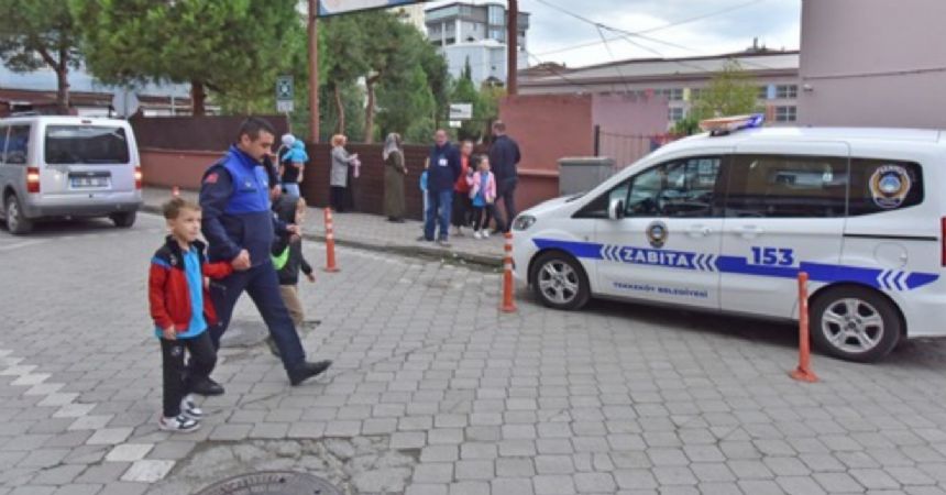 Zabıta okul önünde nöbettte