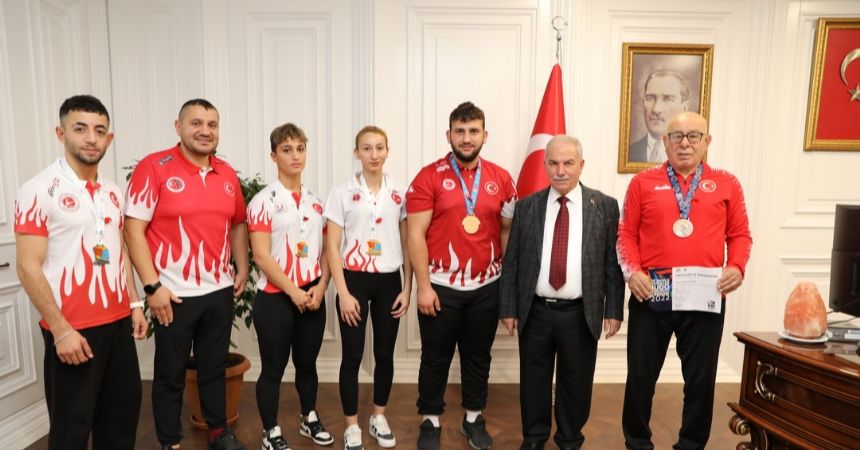 Demirtaş'tan şampiyonlara ödül Demirtaş'tan şampiyonlara ödül