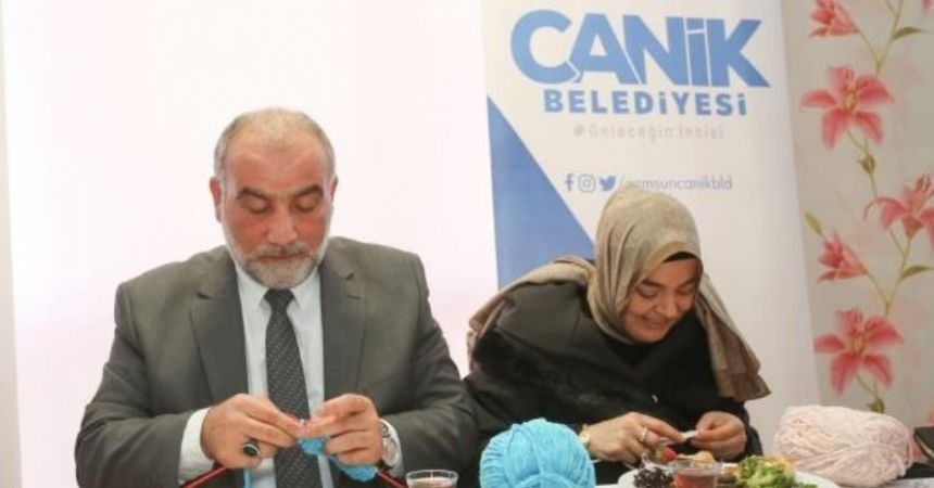 Sandıkçı öğrencilere atkı ördü