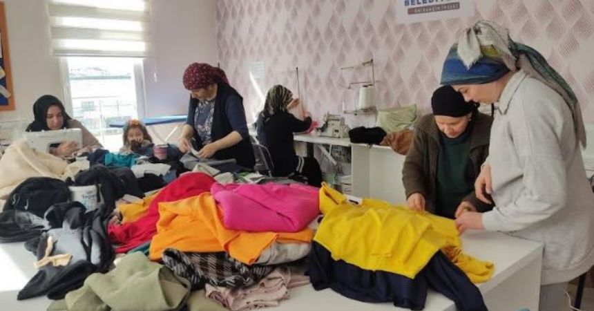 Depremzedeye giysi dikiyorlar