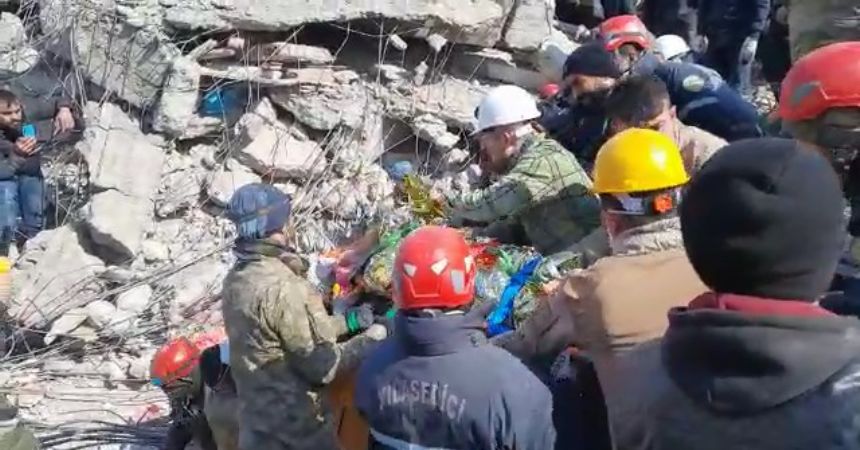 Ayşe'yi 129. saatte CAK timleri kurtardı Ayşe'yi 129. saatte CAK timleri kurtardı