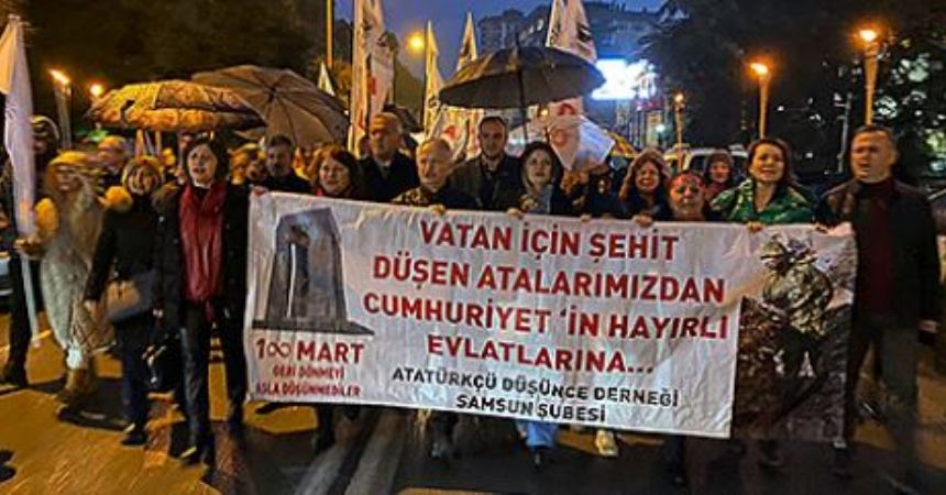 Yağmur altında fener alayı