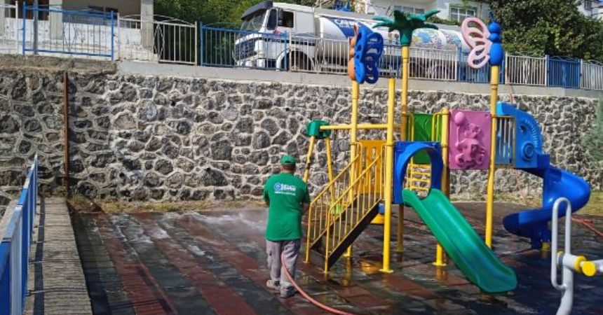 Canik'te parklar temizleniyor