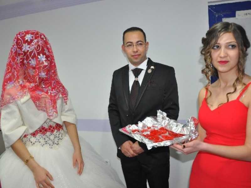 Sandıklı’da Unutulmaya Yüz Tutmuş Geleneklerden “gelin Şekeri’ Sandıklı’da Unutulmaya Yüz Tutmuş Geleneklerden “gelin Şekeri’