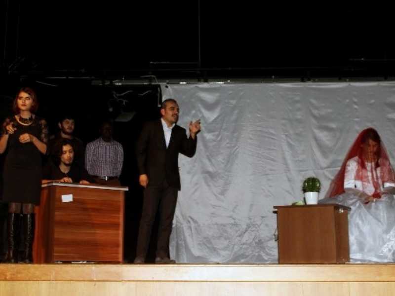 Özgecan Arslan’a Adanan Oyun ‘kaktüs’e Büyük İlgi