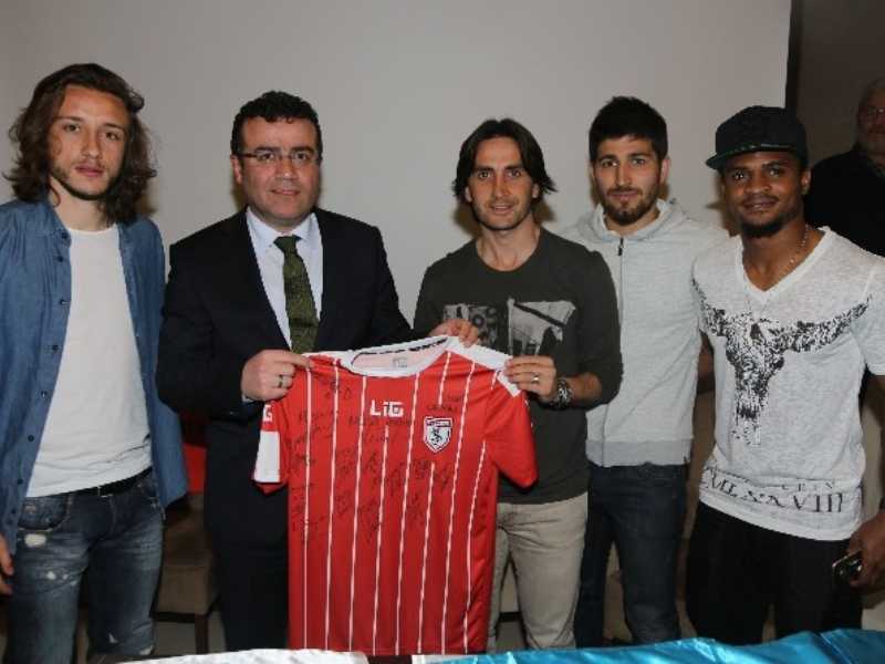 Samsunsporlu Futbolcular Atakumlu Sporcularla Buluştu Samsunsporlu Futbolcular Atakumlu Sporcularla Buluştu