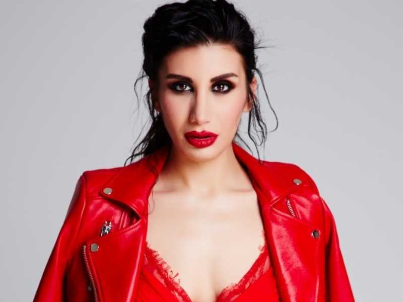 İrem Derici Yeni Albümüyle Zirveye Yerleşti