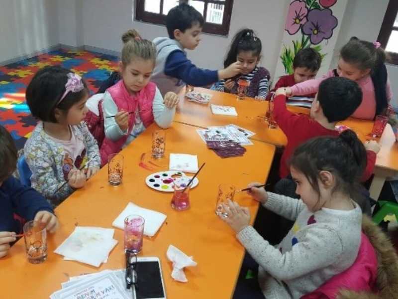 Çocuklar Bardak Süslemeyi Öğrenecek