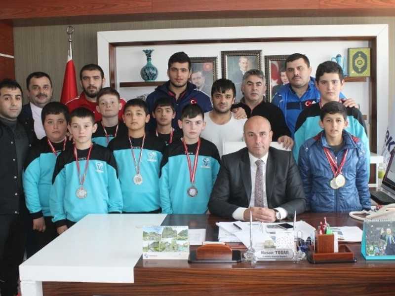 Güreşciler Ödüllendirildi Güreşciler Ödüllendirildi